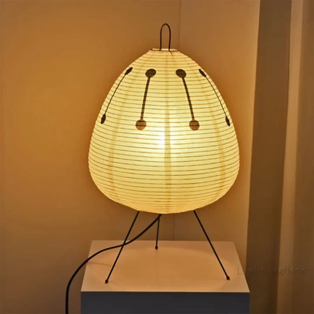 Japanische Reispapier-Stehlampe mit schwarzem Metall-Dreibein