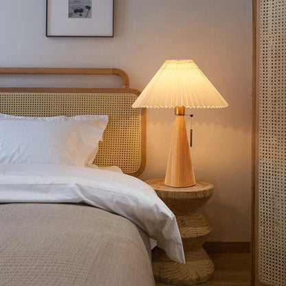 Japanische Holztischlampe mit plissiertem Stoffschirm