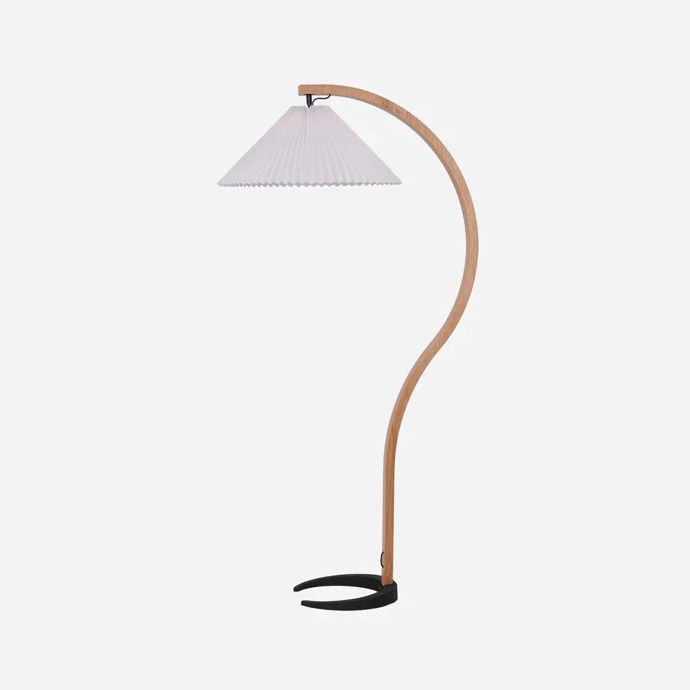 Geschwungene Holz-Stehlampe mit plissiertem Lampenschirm