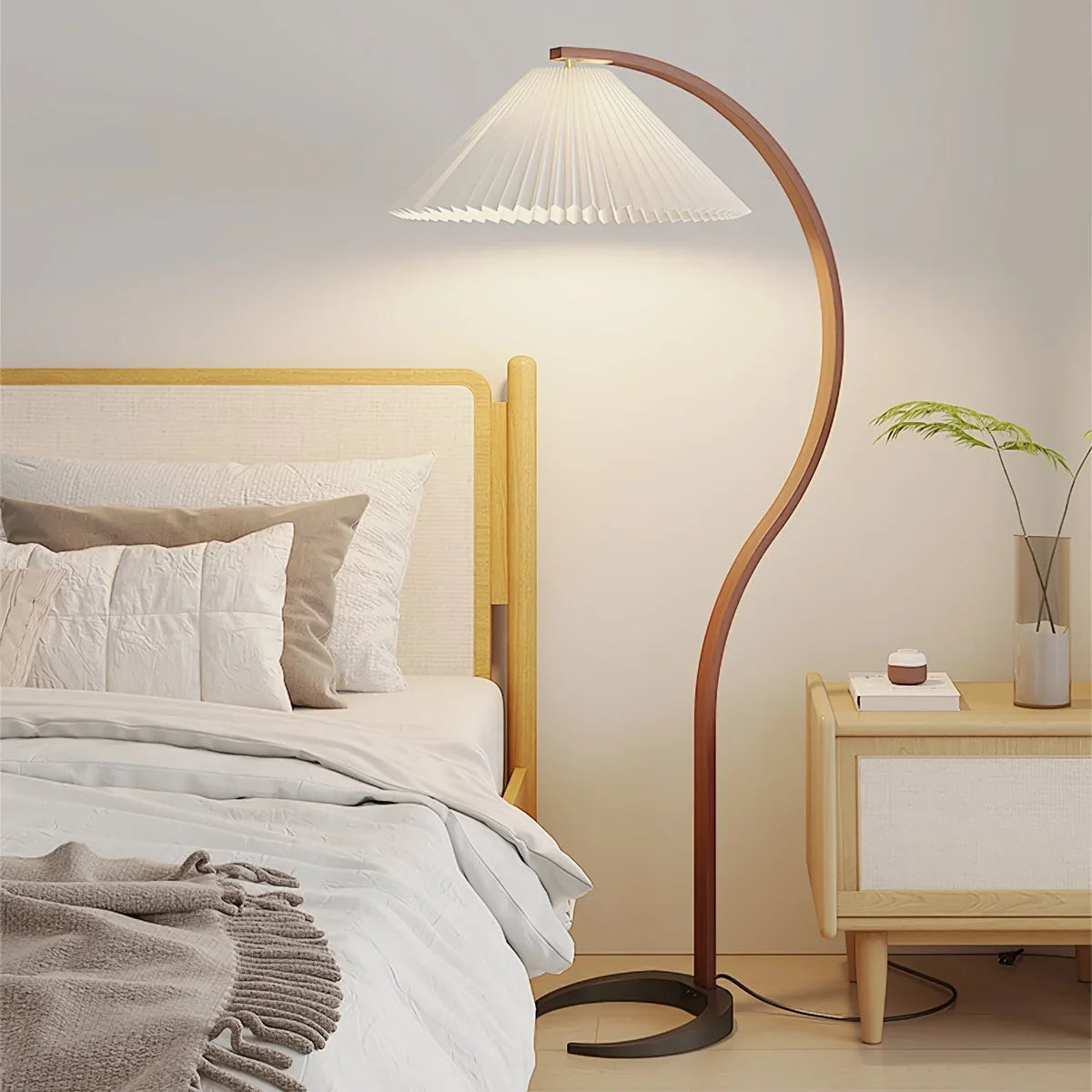 Geschwungene Holz-Stehlampe mit plissiertem Lampenschirm