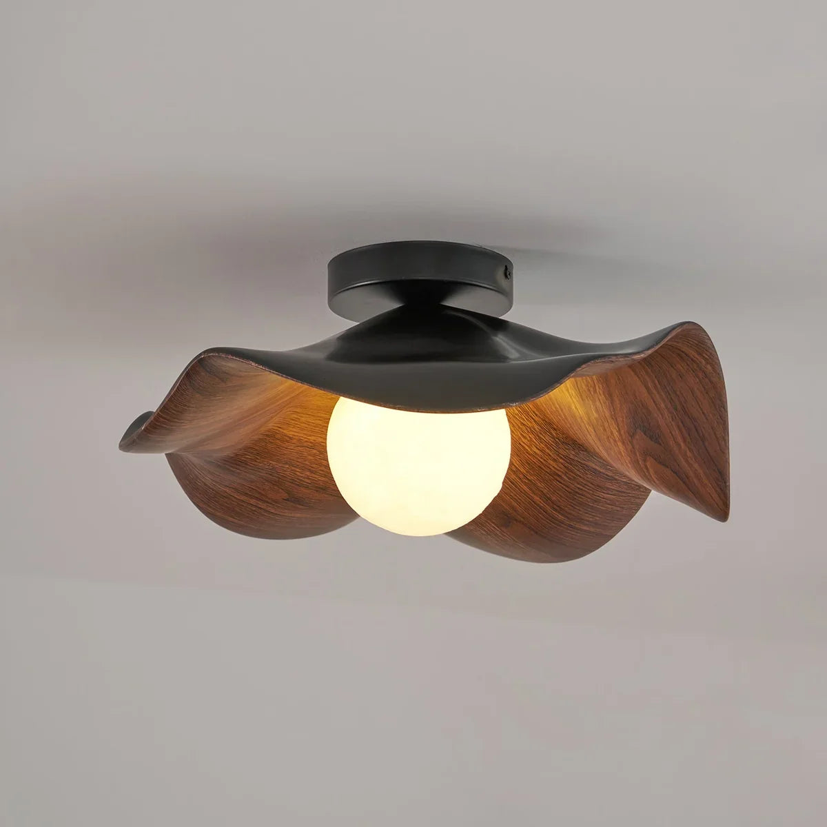Wellenförmige Holz-Deckenleuchte mit Blütenblättern und Kugel-Diffusor