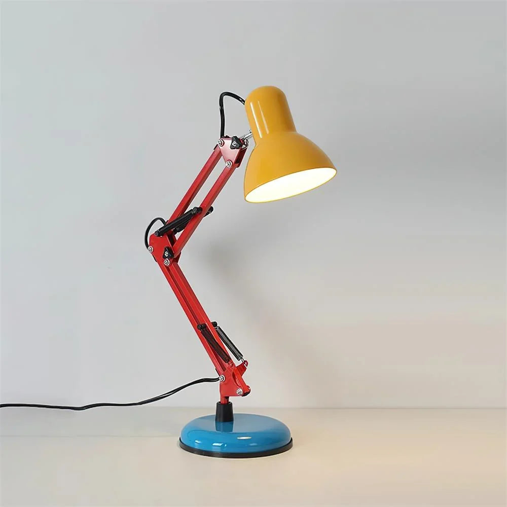 Tischlampe mit flexiblem Gelenkarm und konischem Lampenschirm