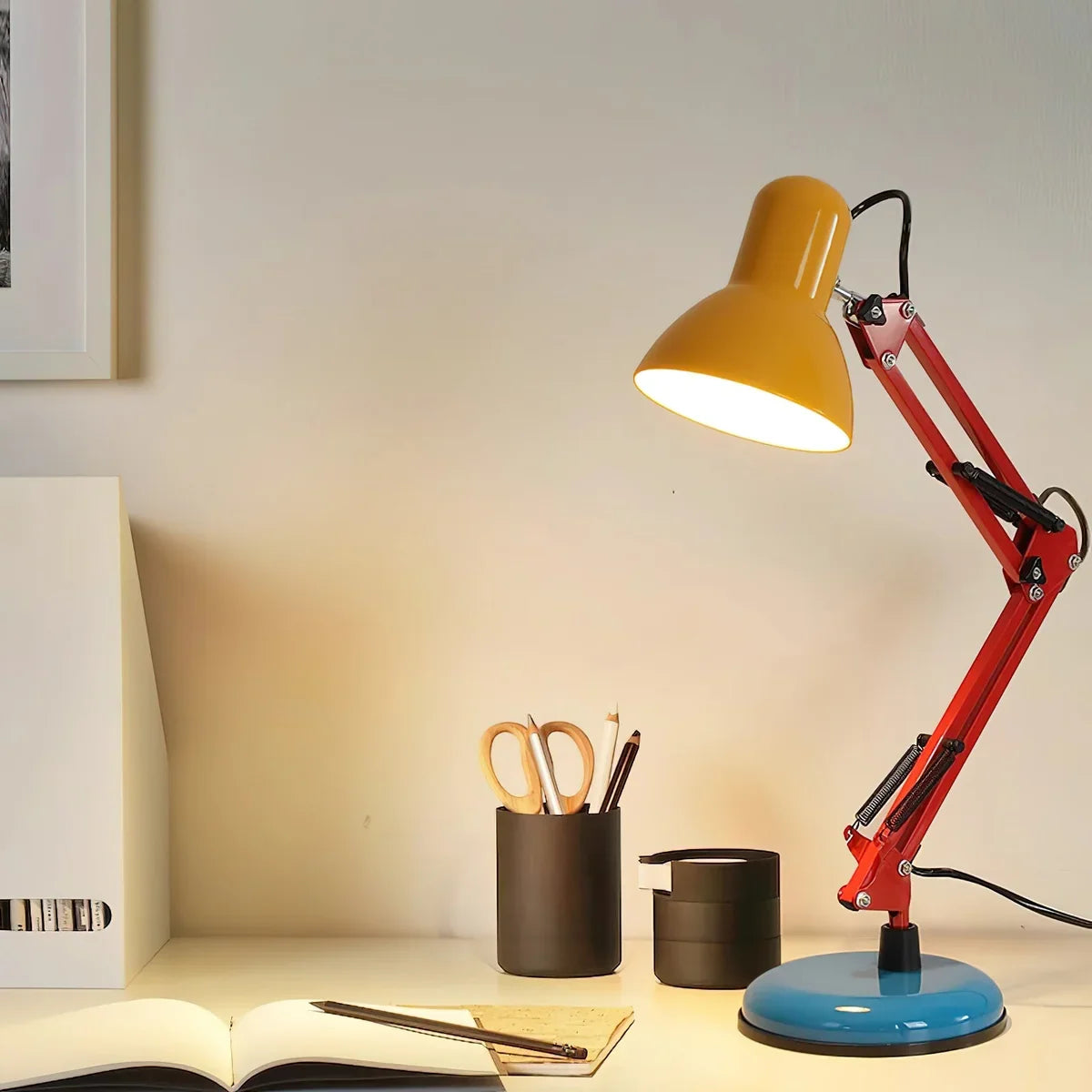 Tischlampe mit flexiblem Gelenkarm und konischem Lampenschirm