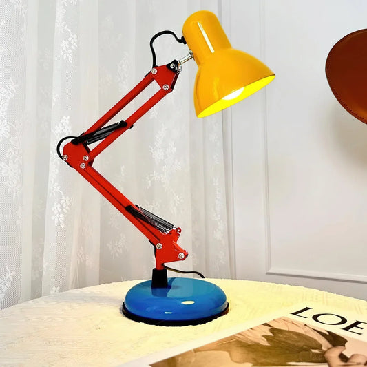 Tischlampe mit flexiblem Gelenkarm und konischem Lampenschirm