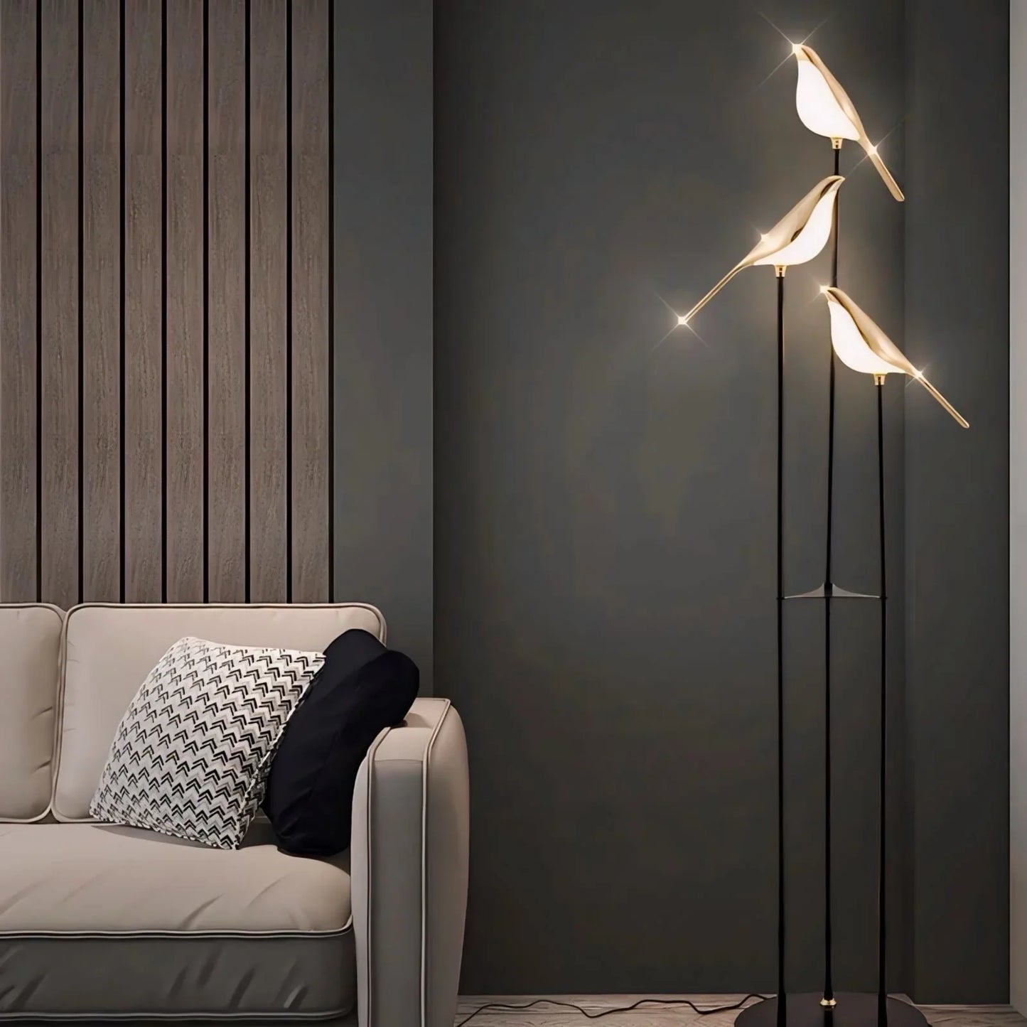 Moderne Vogel-LED-Stehlampe mit 3 Leuchtköpfen und goldenen Details
