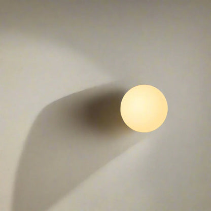 Minimalistische Wandleuchte aus Milchglas mit Eisensockel