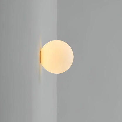 Minimalistische Wandleuchte aus Milchglas mit Eisensockel